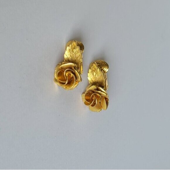 Vintage Retro Coro Clip On Gold Tone Metal Gilded Rose Flower Earrings - Picture 2 of 13